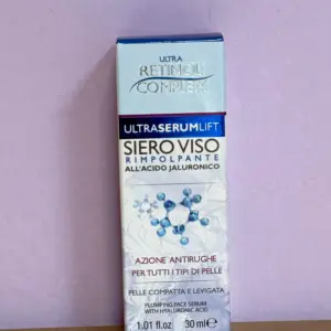 Siero viso rimpolpante all’acido jaluronico.
