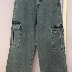 jeans cargo con tasca laterale